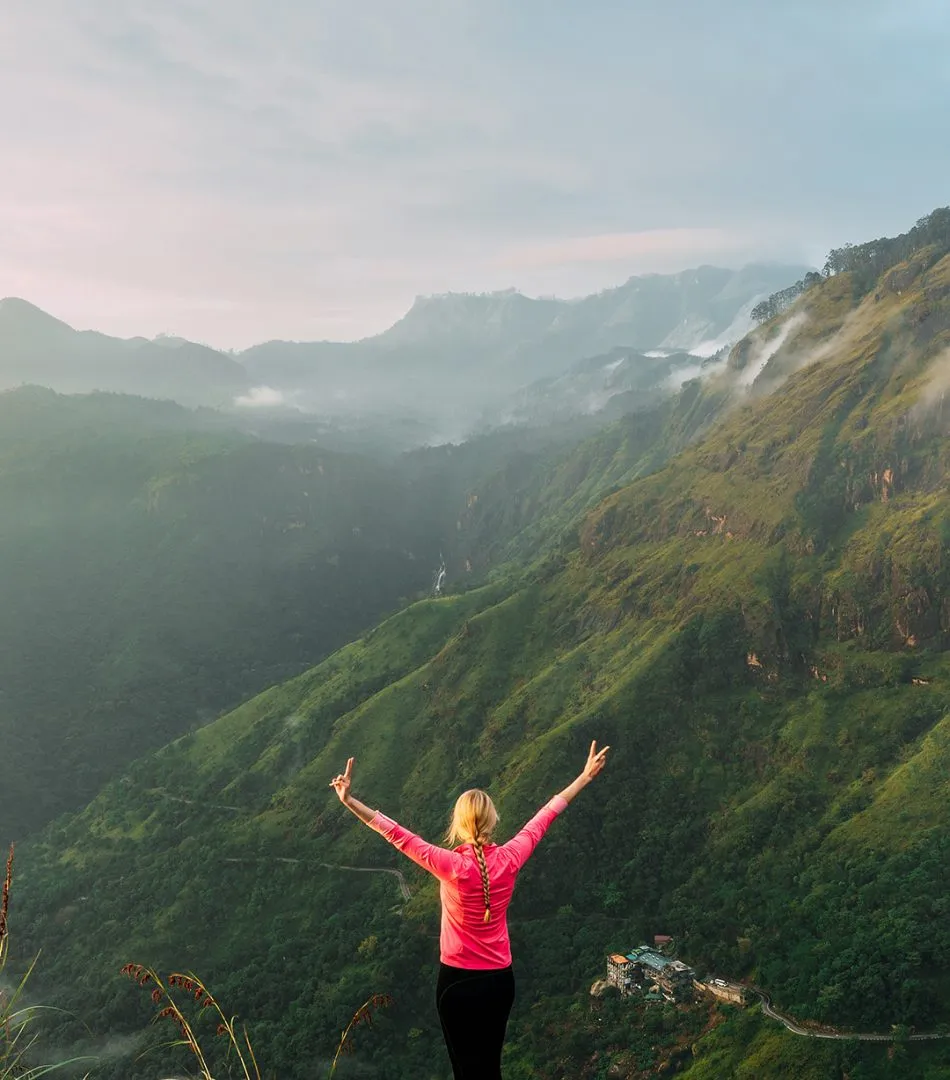 Woman meets sunrise in the mountains. Girl traveling to Sri Lank sri lanka landschaft schoen
